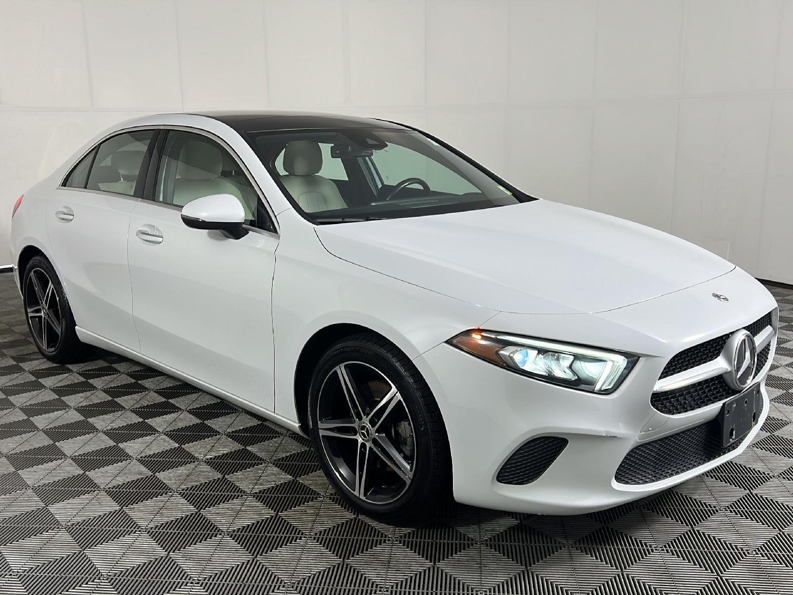 Used 2022 Digital White Metallic Mercedes-Benz A 220 image 23