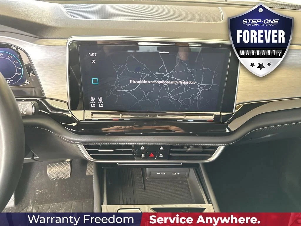 Used 2025  Volkswagen 2.0T SE w/Technology image 24