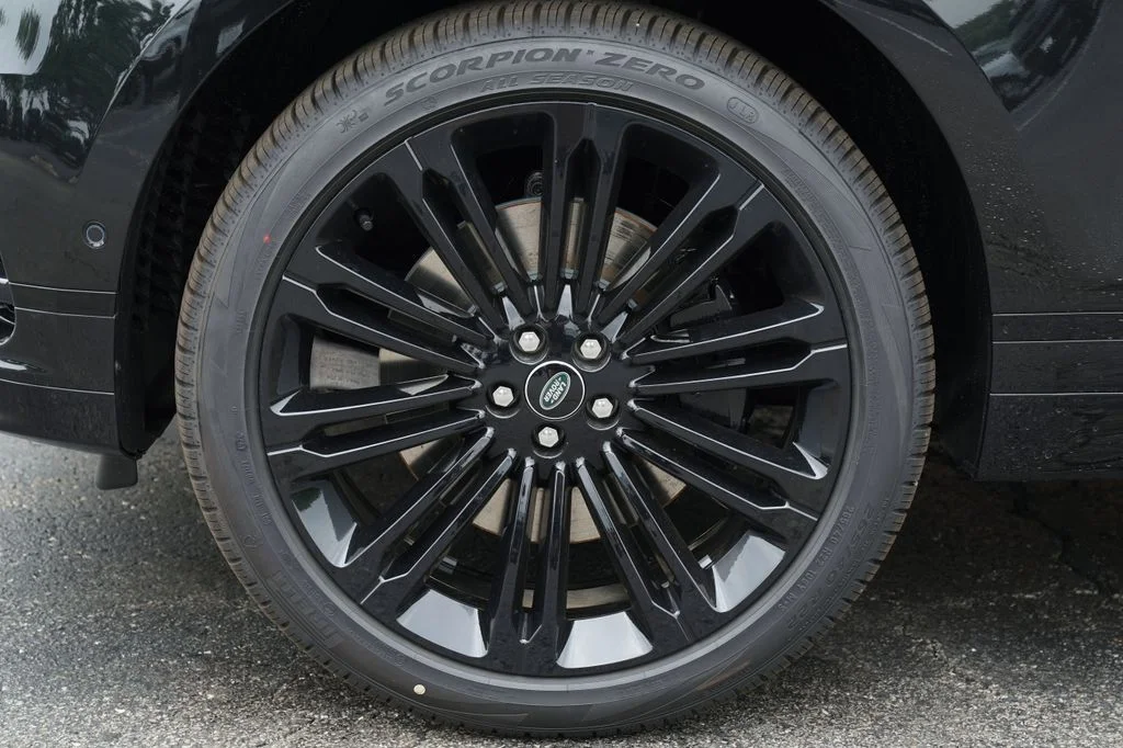 New 2026 Santorini Black Land Rover Belgravia Edition image 8