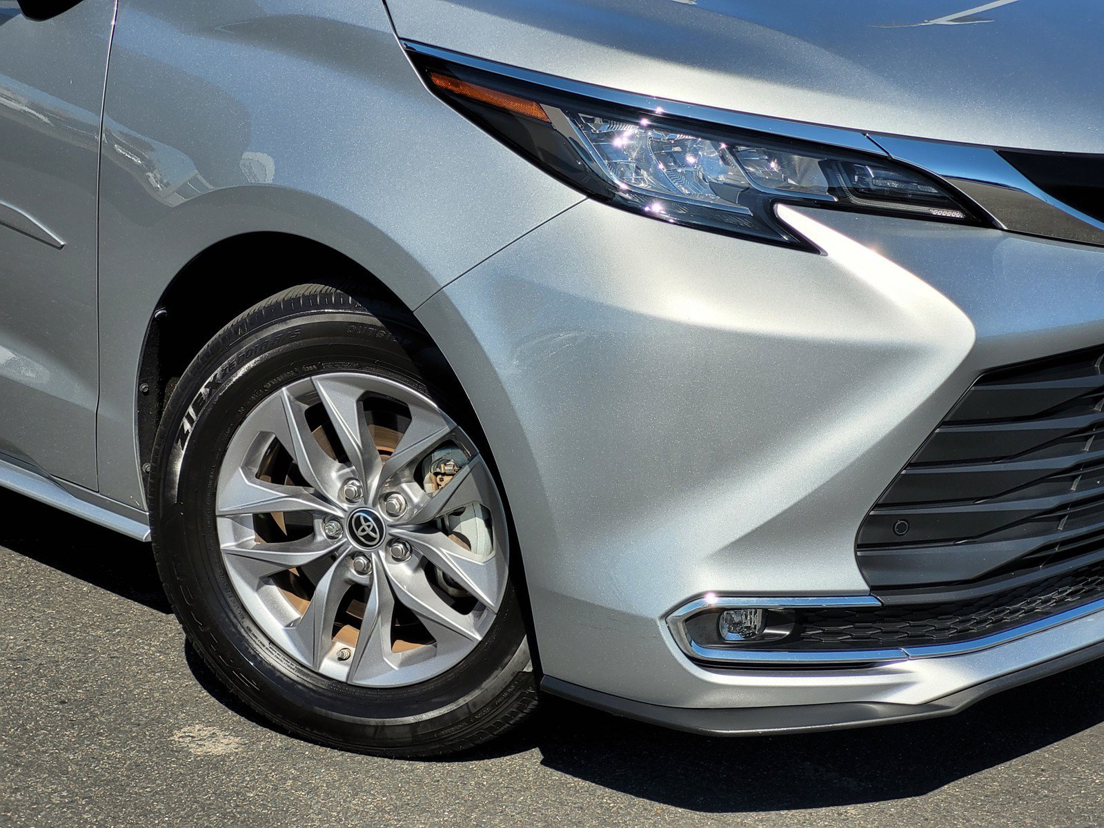 Used 2022 Silver Toyota XLE image 9