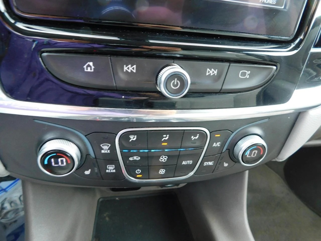Used 2018 Silver Chevrolet FWD 4DR LT CLOTH W/1LT image 42