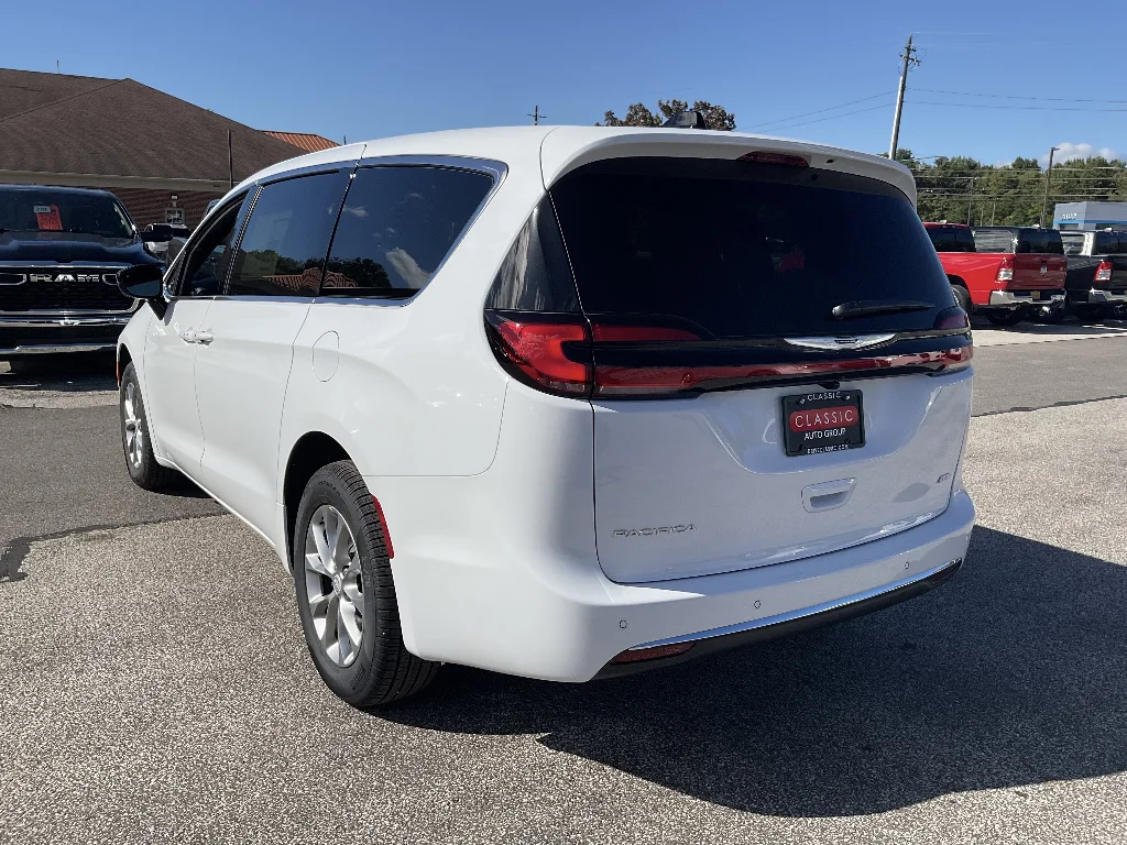New 2026 Bright White Clear-Coat Exterior Paint Chrysler Select AWD image 7