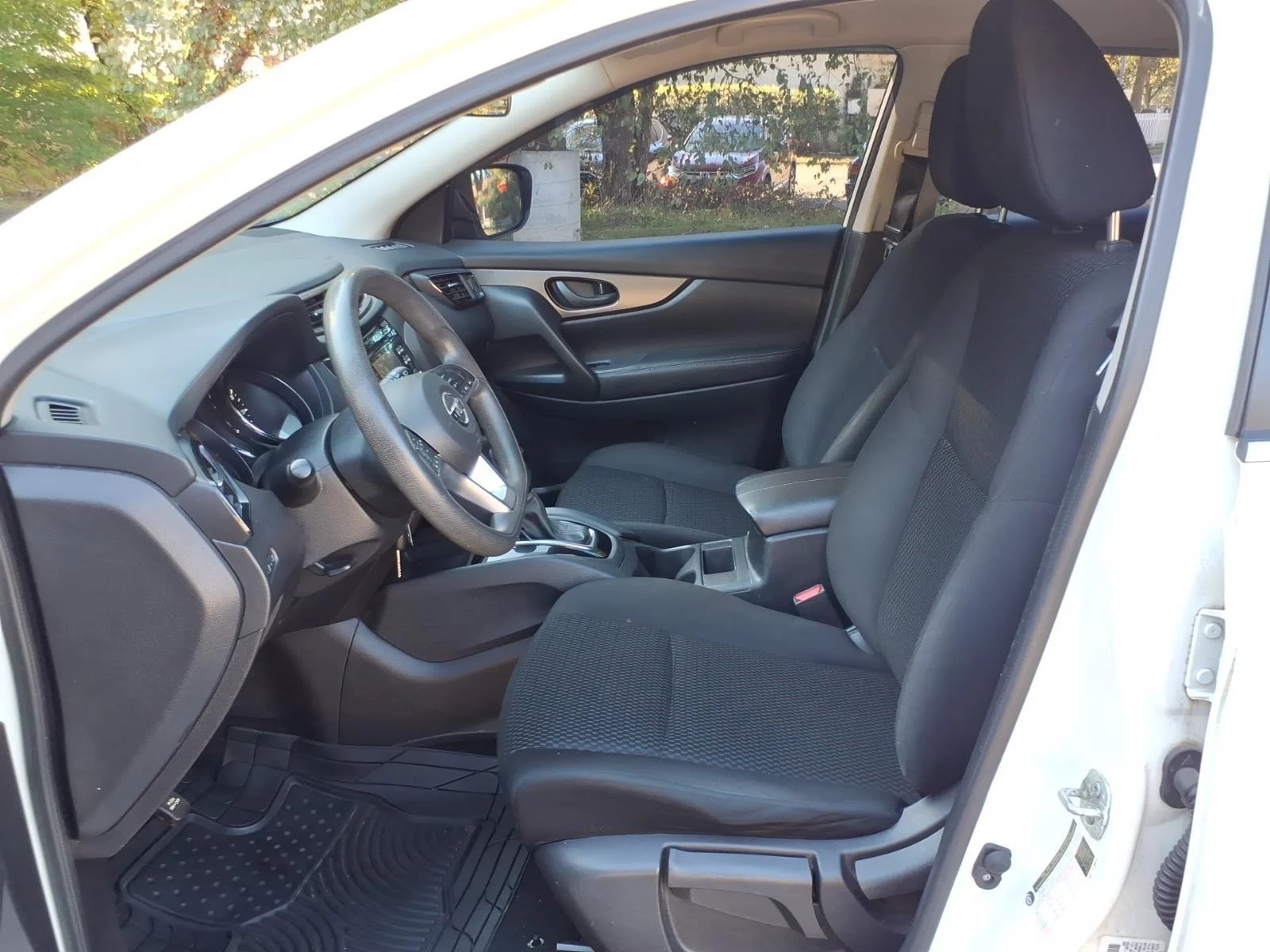 Used 2017 Glacier White Nissan S image 5