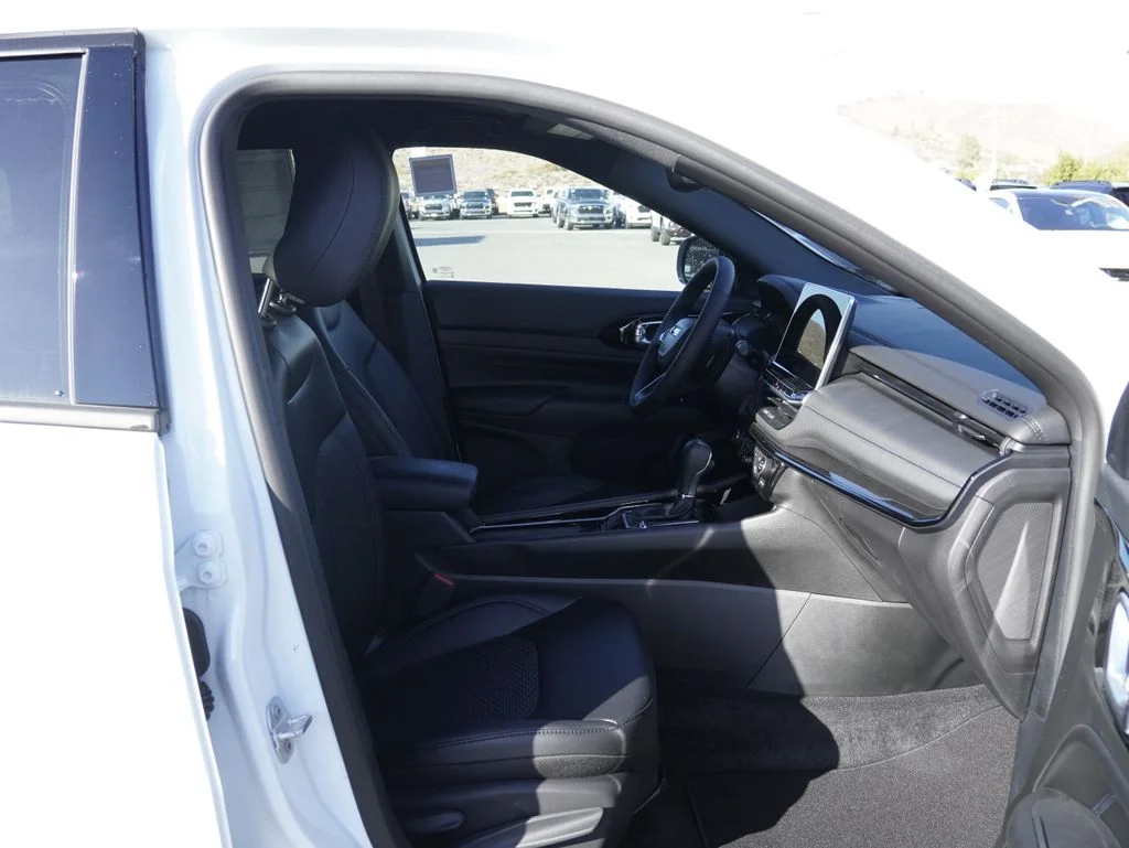New 2026 Bright White Clearcoat Jeep Latitude image 24