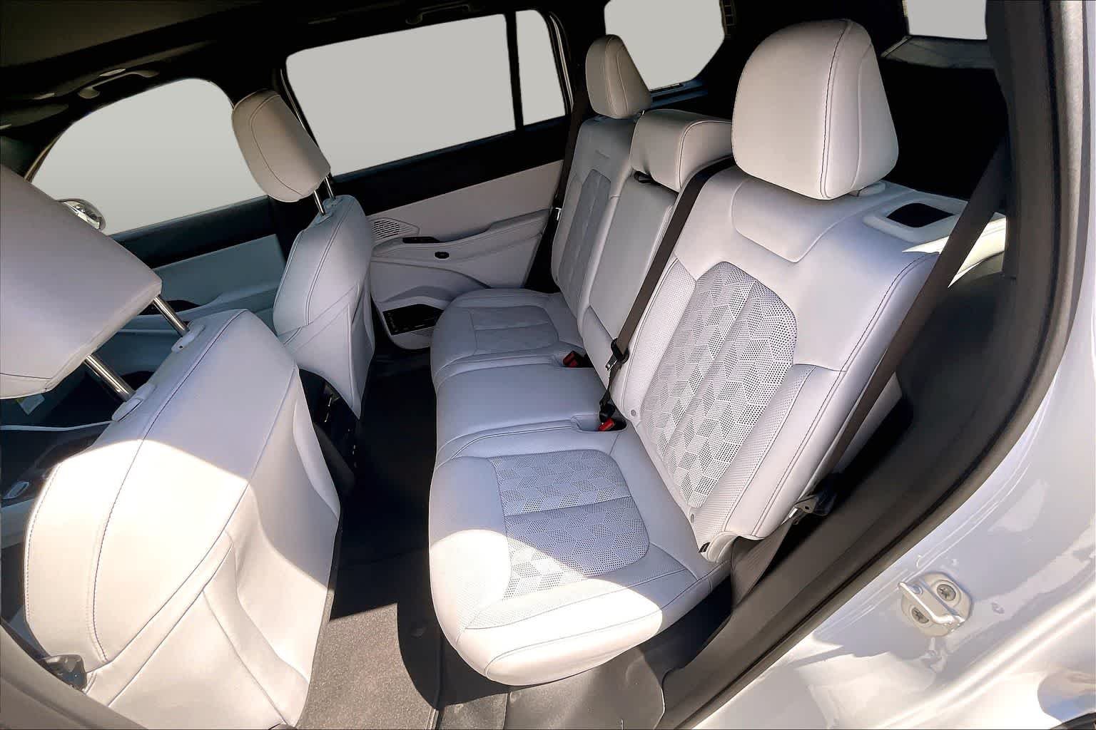 New 2026 Bright White Clear-Coat Exterior Paint Jeep Overland image 21