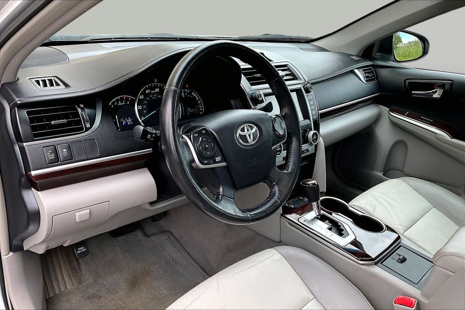 Used 2013 Classic Silver Metallic Toyota XLE image 18