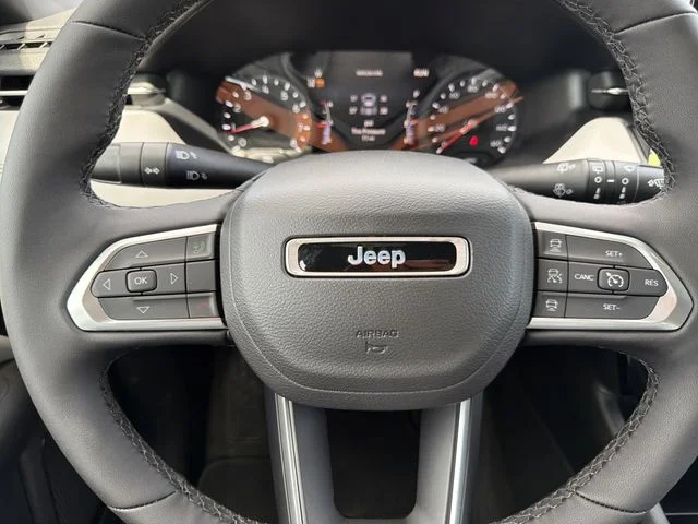 New 2026 Diamond Black Crystal Pearl-Coat Exterior Paint Jeep Limited image 30