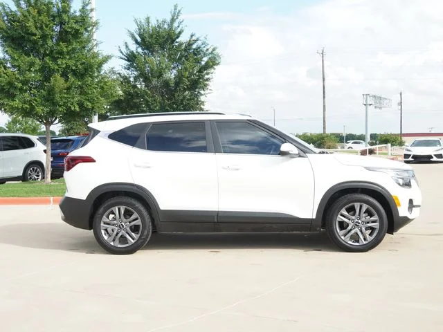 Used 2023 White Kia S image 10