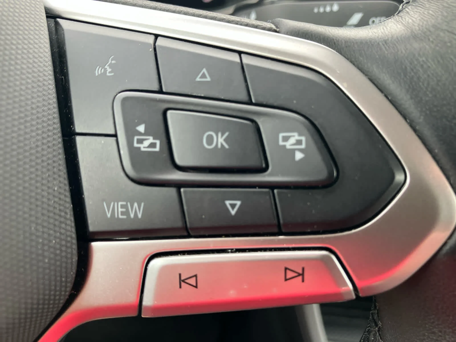 Used 2025 Kings Red Metallic Volkswagen SE image 18