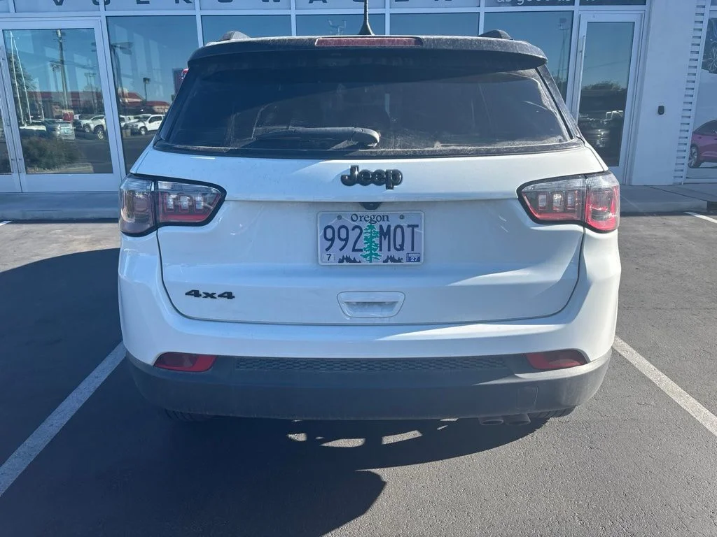 Used 2022 White Jeep Latitude image 6