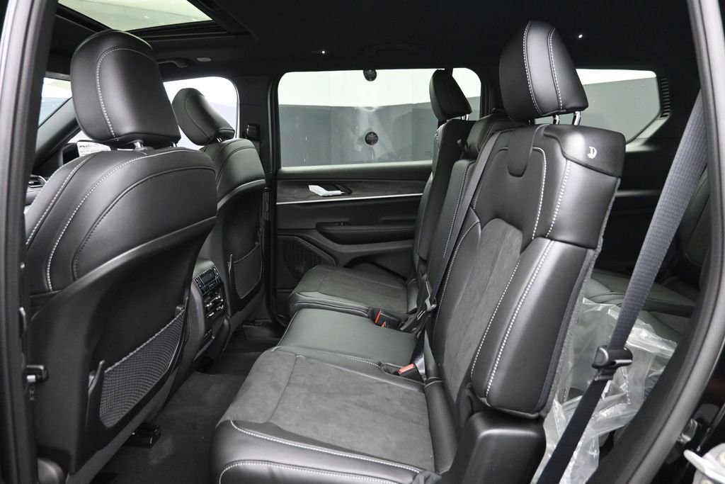 New 2026 Diamond Black Crystal Pearl-Coat Exterior Paint Jeep Altitude image 14