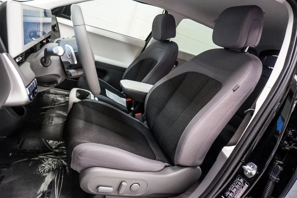 Used 2023 Black Hyundai SE image 6