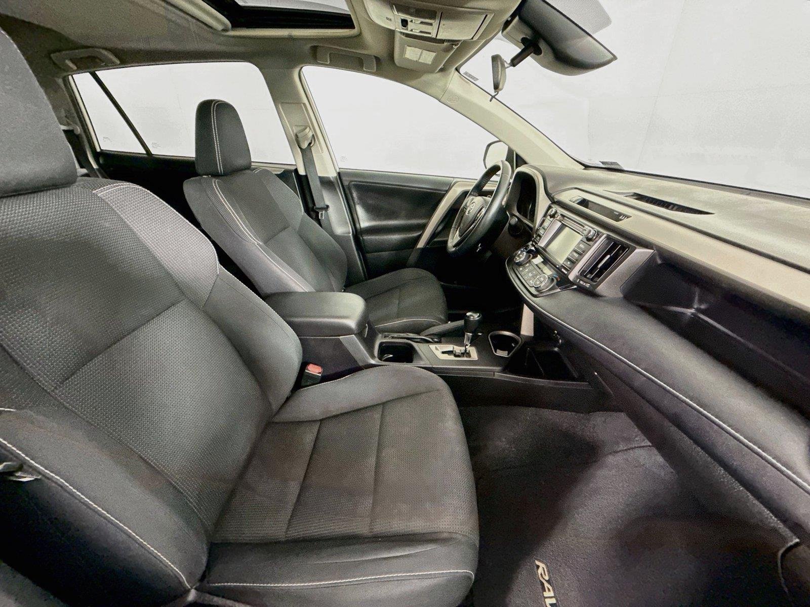 Used 2018 Super White Toyota XLE image 41