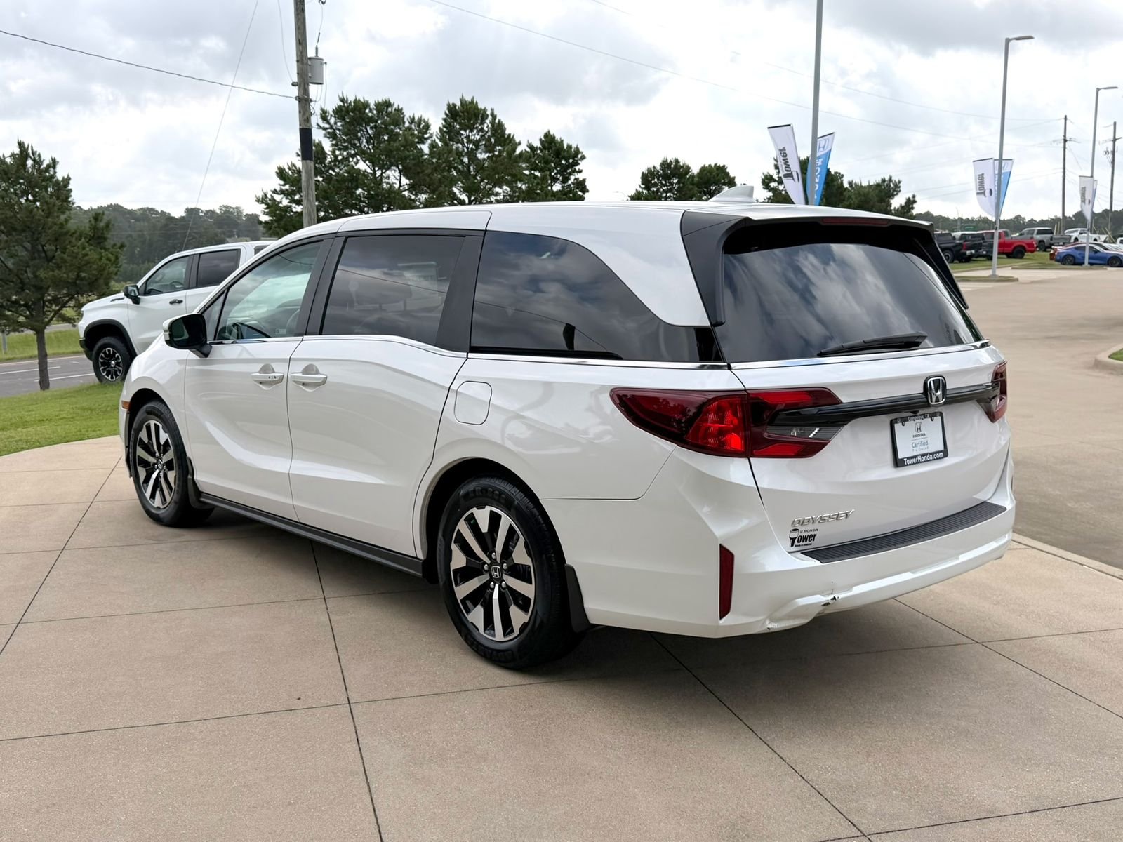 Certified Used 2025 Platinum White Pearl Honda EX-L image 4