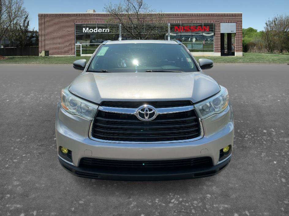 Used 2015 Silver Sky Metallic Toyota XLE image 6