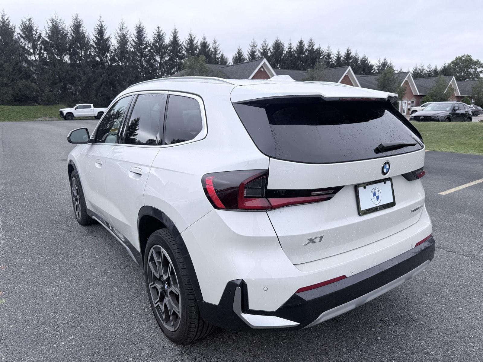 Used 2025 Mineral White Metallic BMW xDrive28i image 5