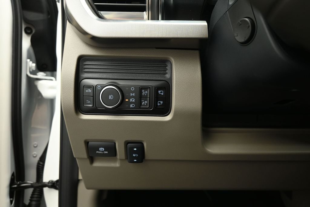 New 2026 Star White Metallic Tri-Coat Ford Platinum image 9
