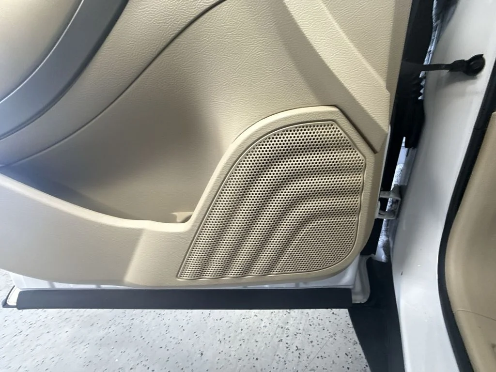 Used 2015 Oxford White Ford SEL image 33