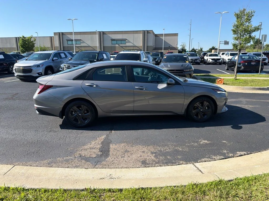 Used 2022 Silver Hyundai SEL image 8