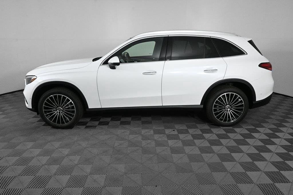 New 2027 MANUFAKTUR Moonlight White Metallic Mercedes-Benz GLC 300 image 3