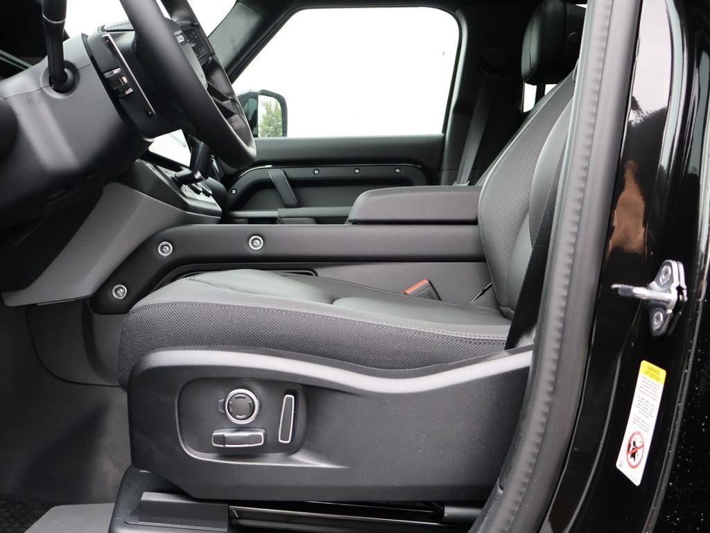 New 2026 Santorini Black Land Rover V8 image 36