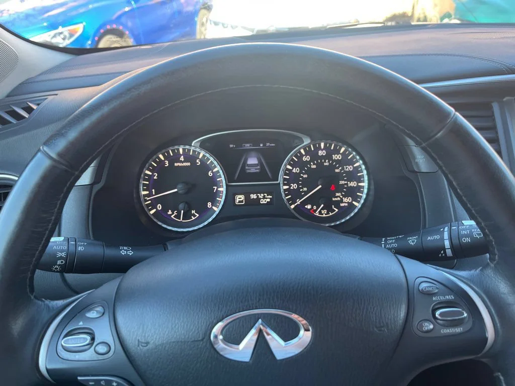 Used 2018 White INFINITI Base image 3