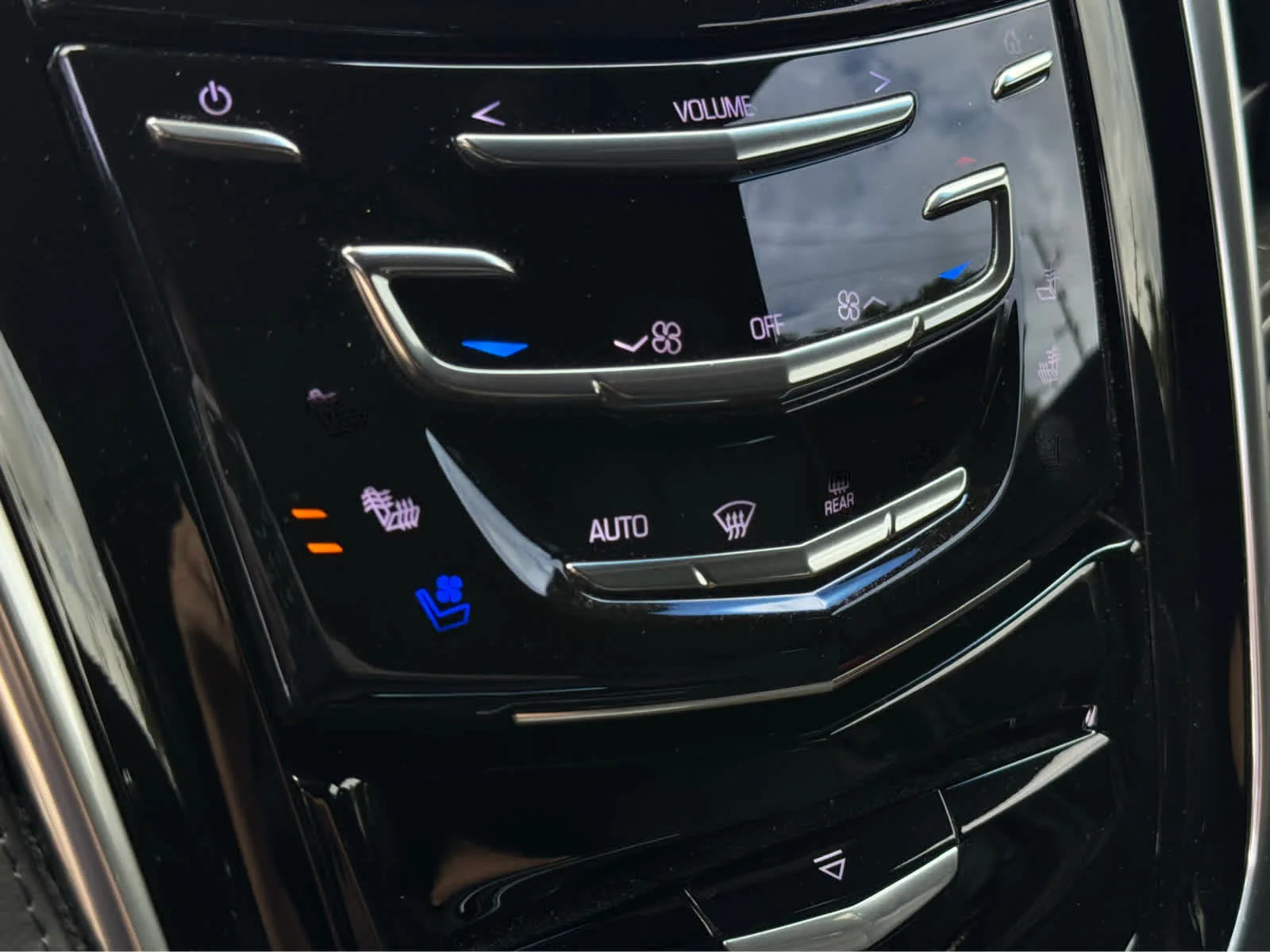 Used 2019 Radiant Silver Metallic Cadillac Platinum image 17