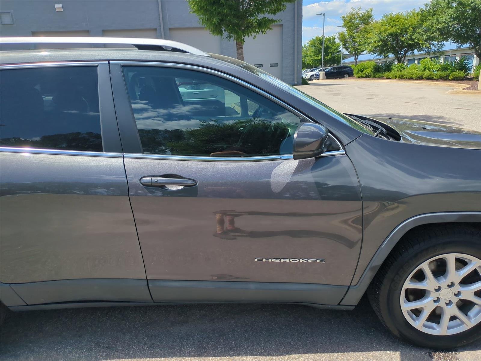 Used 2016 Granite Crystal Metallic Clearcoat Jeep Latitude image 34