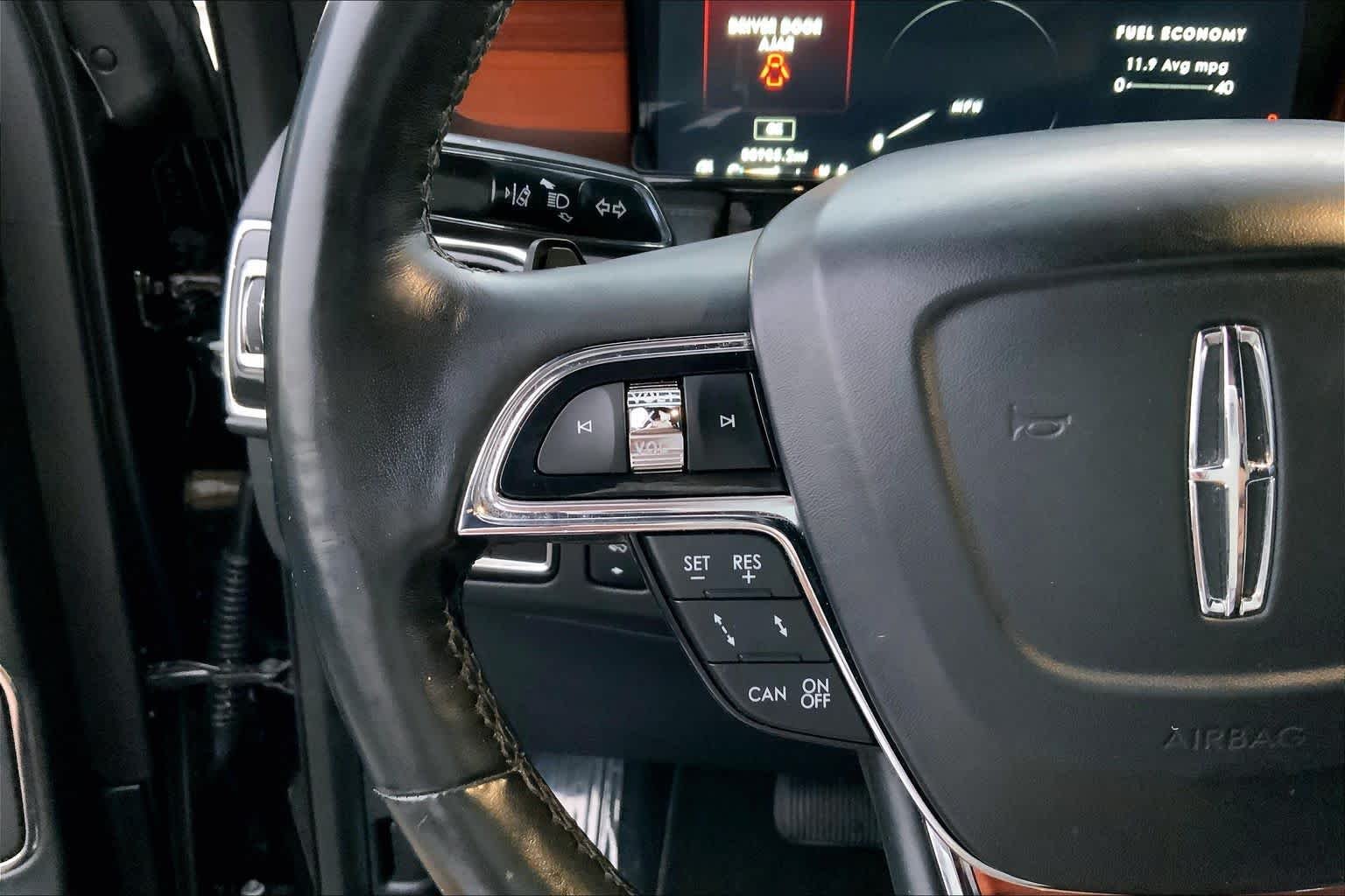 Used 2018 Black Velvet Lincoln Select image 23