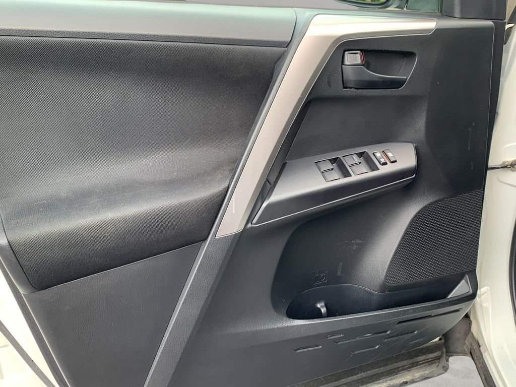 2017 Toyota RAV4 LE - Photo 11