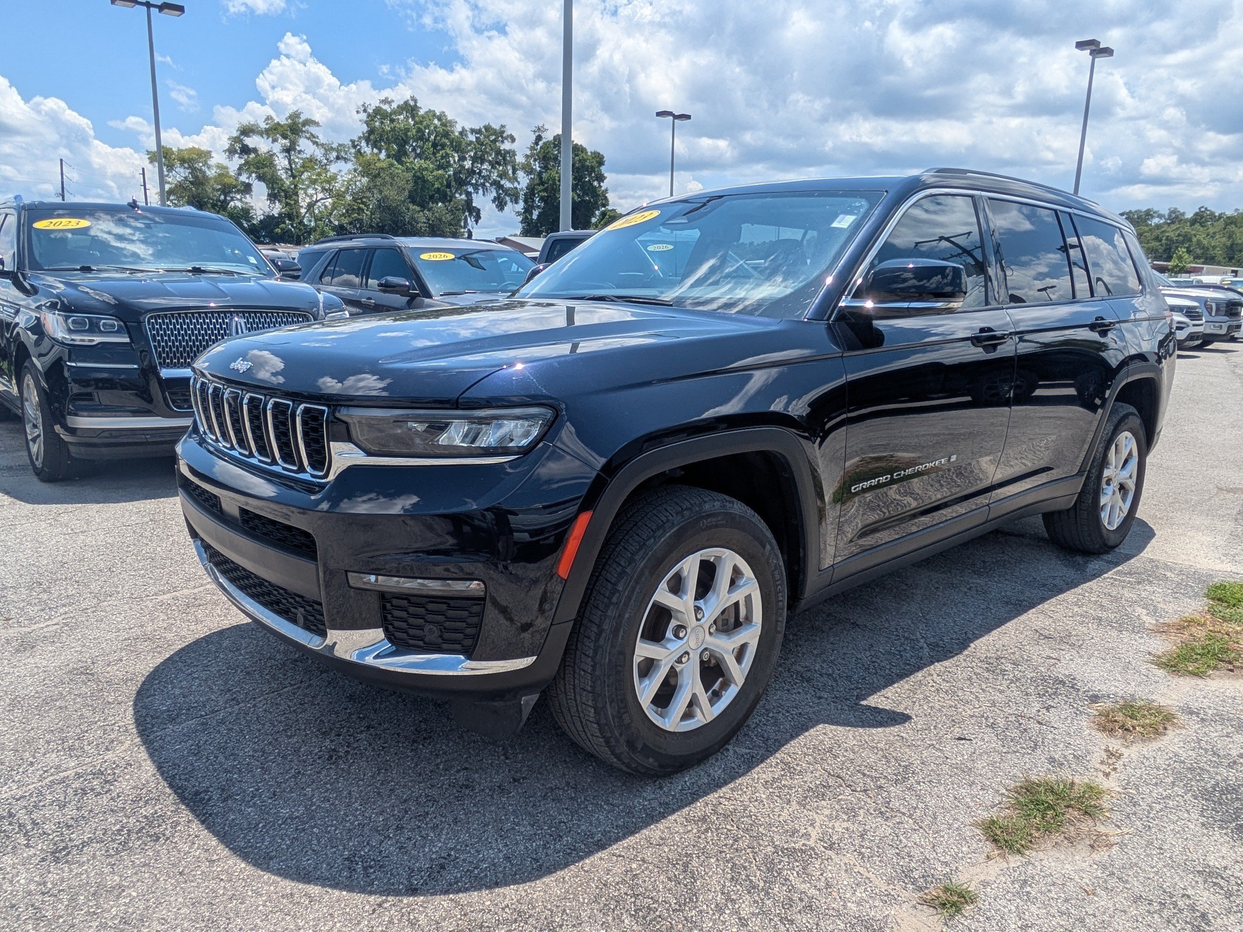 Used 2023 Midnight Sky Jeep Limited image 8