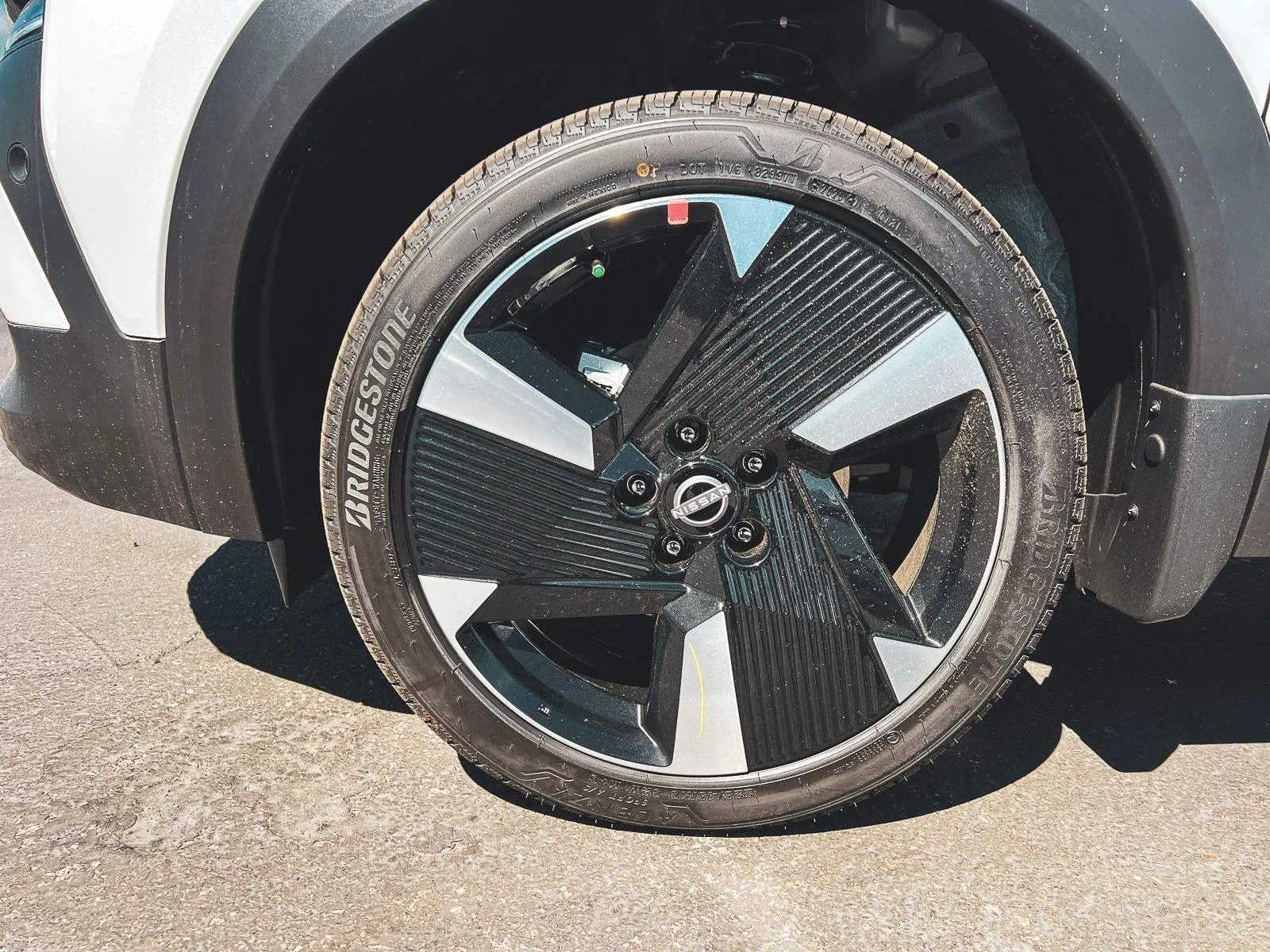 New 2026 Aspen White TriCoat / Super Black Two-tone Nissan SR image 4