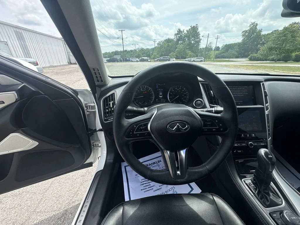 Used 2023 White INFINITI LUXE image 11