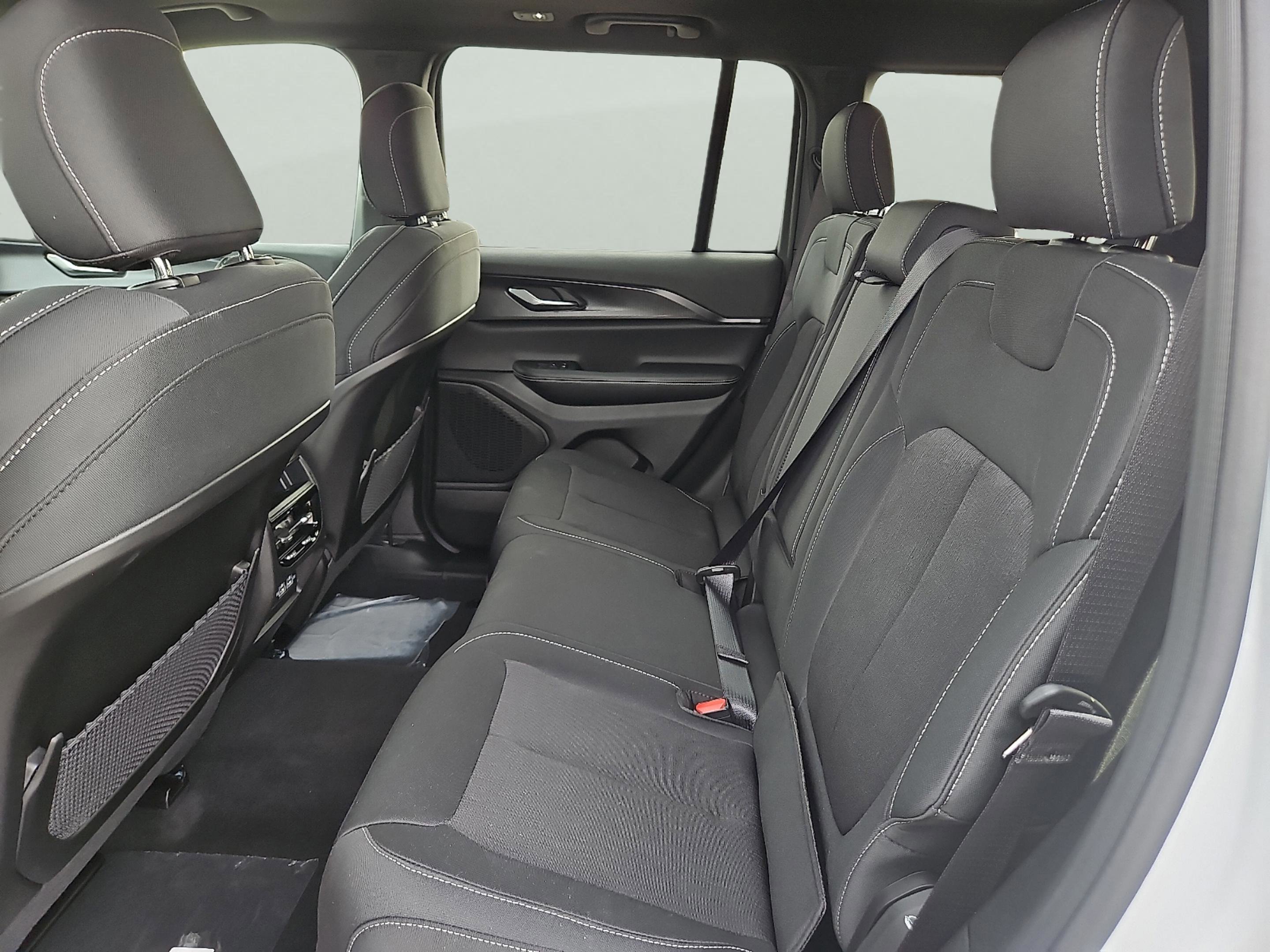 New 2025 Bright White Clear-Coat Exterior Paint Jeep Laredo image 12