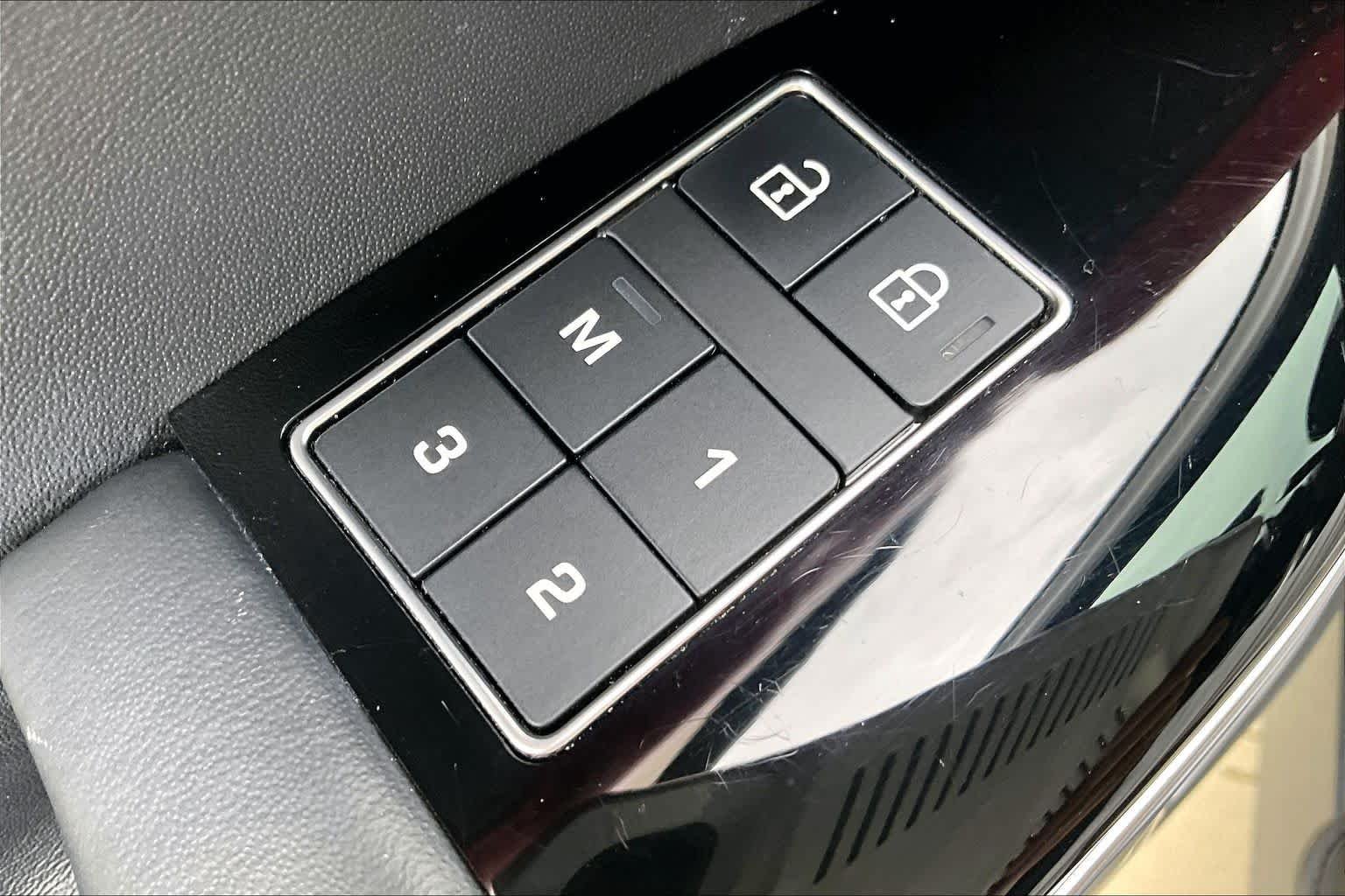 Used 2021 Fuji White Land Rover HSE Dynamic image 33