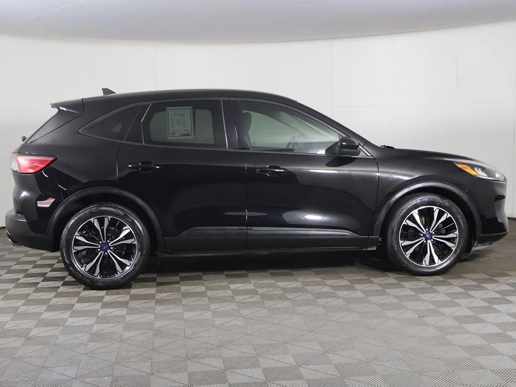 Used 2022 Black Ford SE image 16