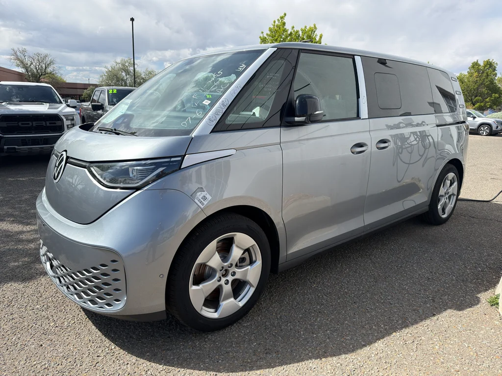 2025 Volkswagen ID. Buzz Pro S Plus 4Motion Two-Tone's photo