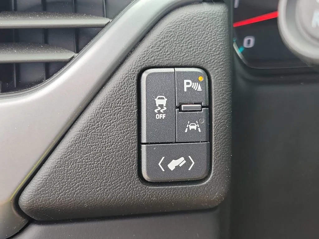 Used 2018 SILVER ICE METALLIC Chevrolet Premier image 24