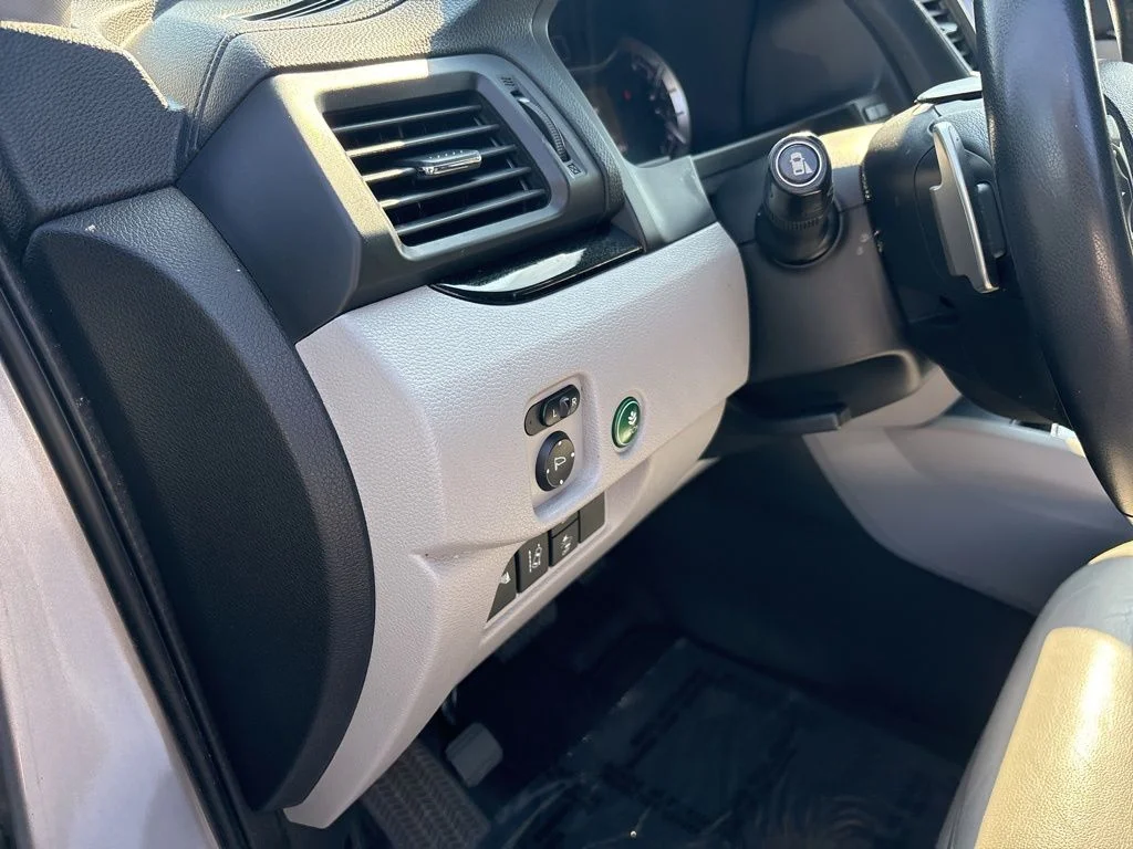 Used 2017  Honda Touring image 16