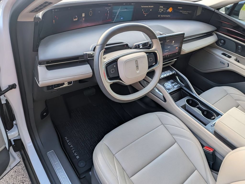 Used 2025 White Lincoln Premiere image 8