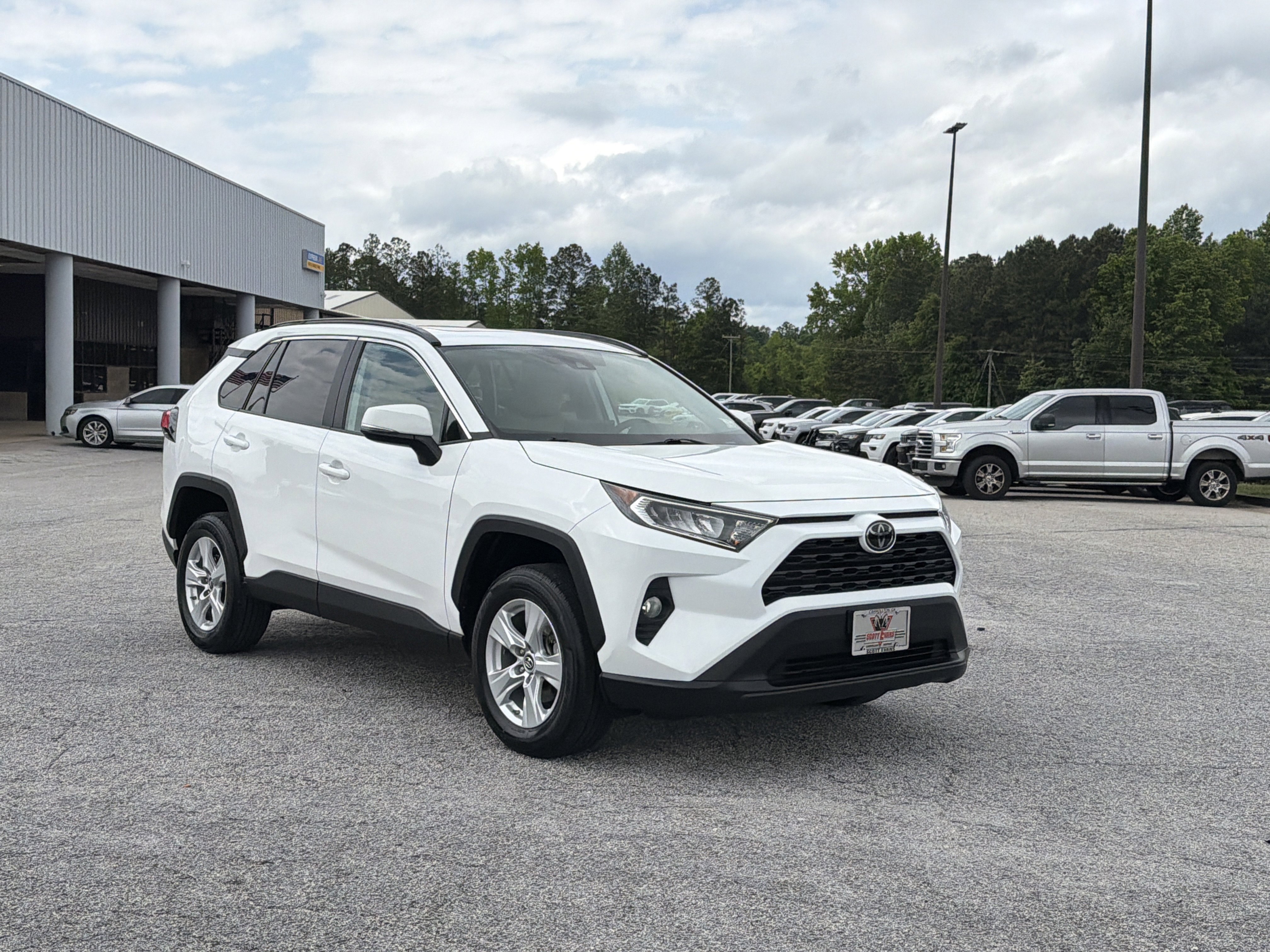 Used 2019 Super White Toyota XLE image 2