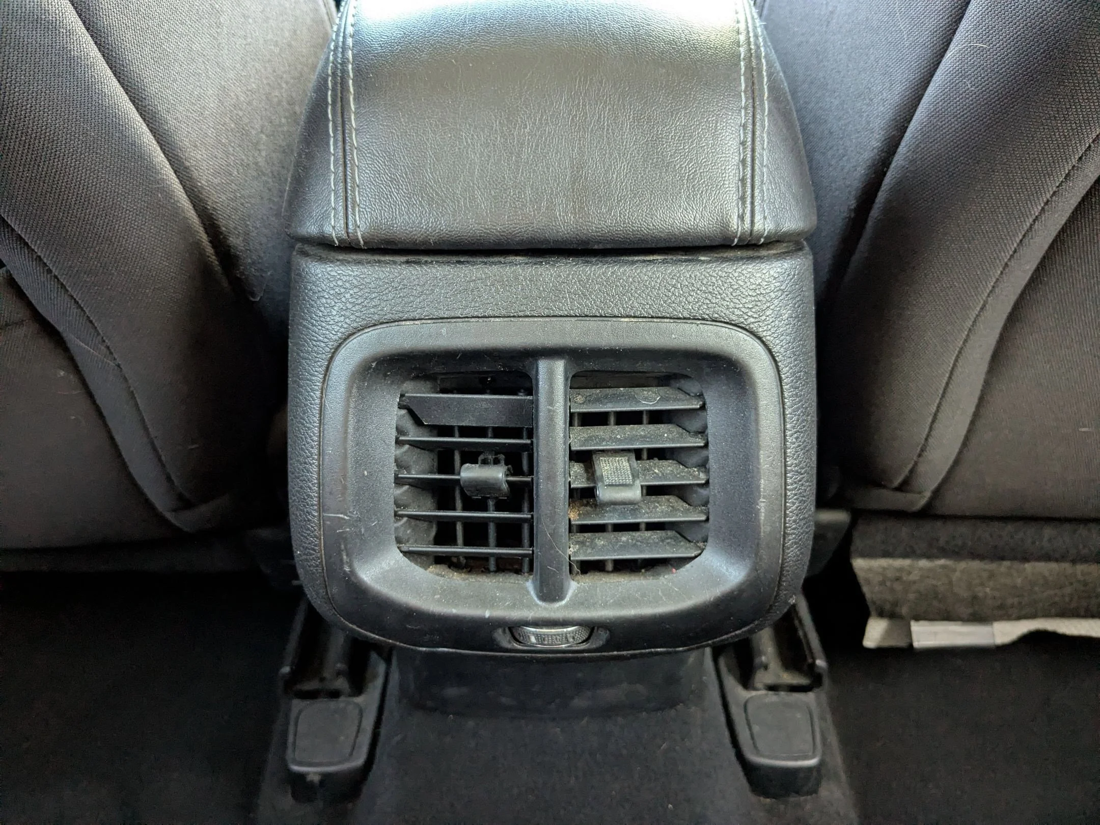 Used 2019 Diamond Black Crystal Pearlcoat Jeep Latitude image 24