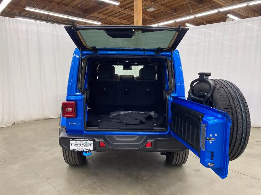 Used 2024 Hydro Blue Pearlcoat Jeep Sahara image 29