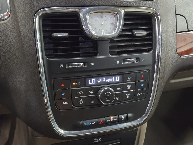 Used 2013 Cashmere Pearl Chrysler Limited image 19