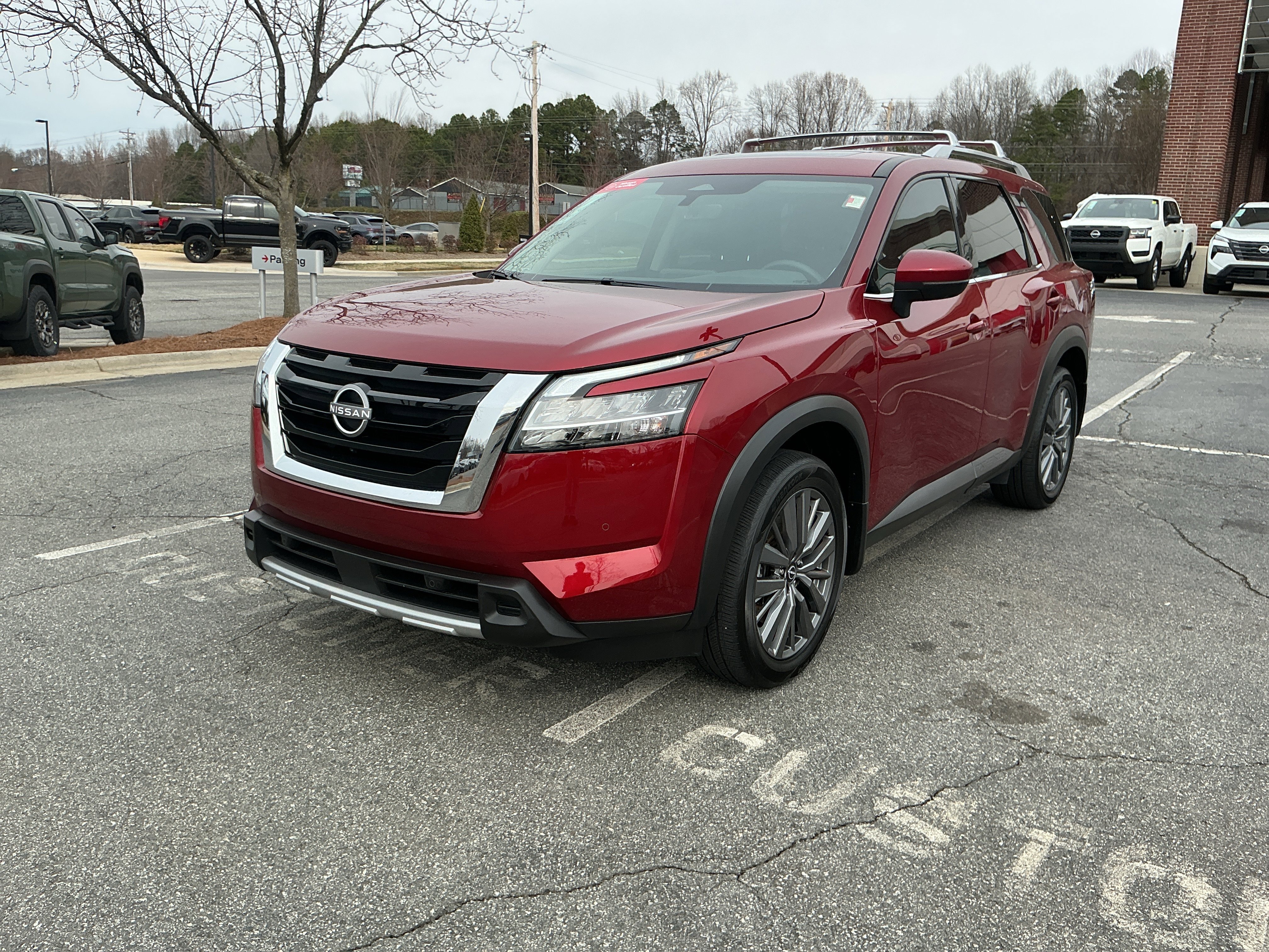 2024 Nissan Pathfinder SL