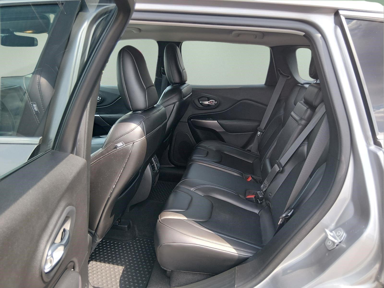 Used 2019 Granite Crystal Metallic Clearcoat Jeep Latitude Plus image 22
