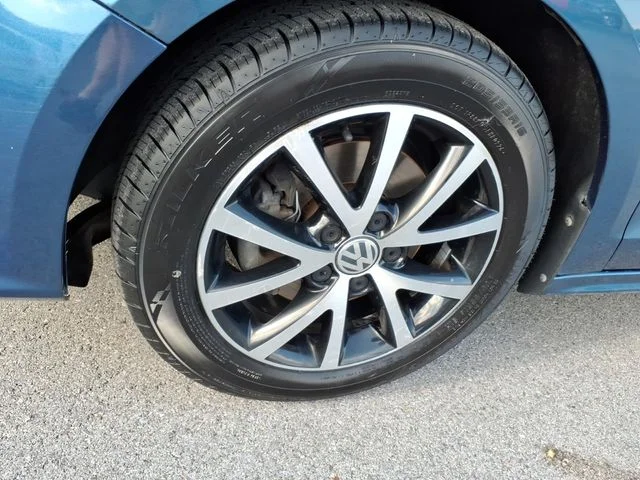 Used 2016 Blue Volkswagen 1.4T SE image 5