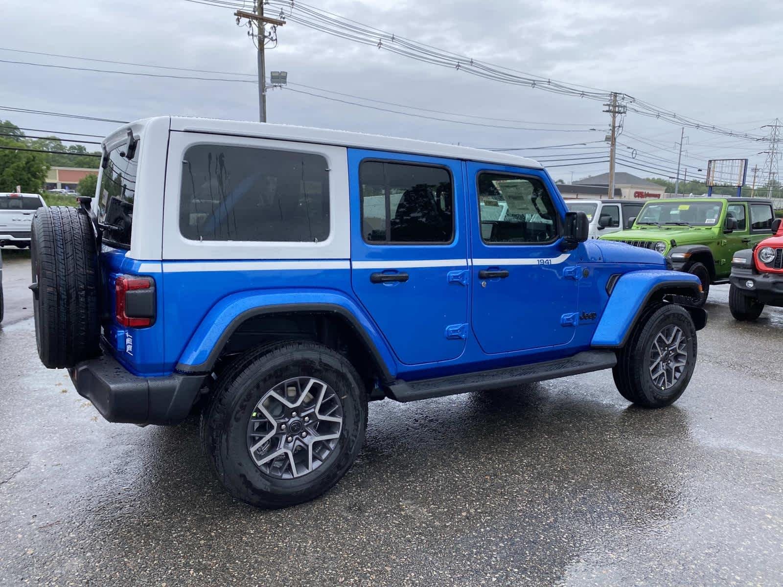 New 2026 Hydro Blue Pearl-Coat Exterior Paint Jeep Sahara image 3