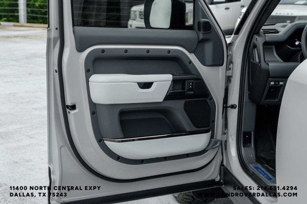 New 2026 Borasco Grey Metallic Land Rover OCTA image 46