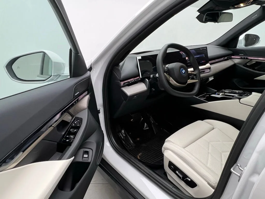 Used 2026 Mineral White Metallic BMW eDrive40 image 21